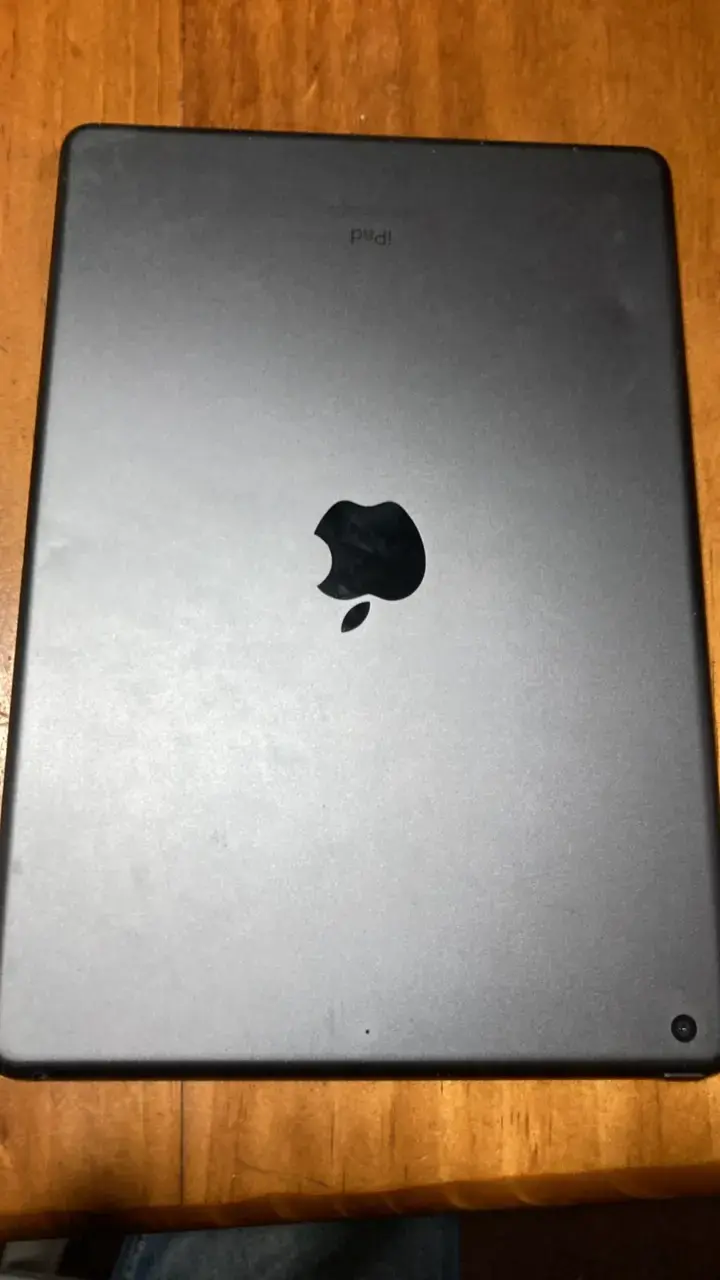 iPad 8 con pantalla rota para repuestos - 2