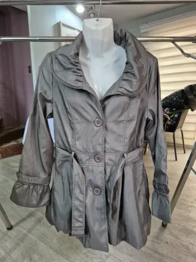 Abrigo de mujer gris con cinturón y cuello amplio - miniatura 1