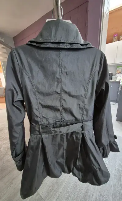 Abrigo de mujer gris con cinturón y cuello amplio - miniatura 2