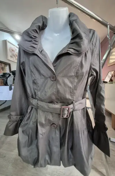 Abrigo de mujer gris con cinturón y cuello amplio - miniatura 3