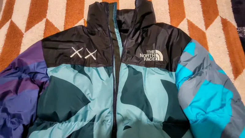 Chaqueta The North Face azul con diseño camuflado - 1