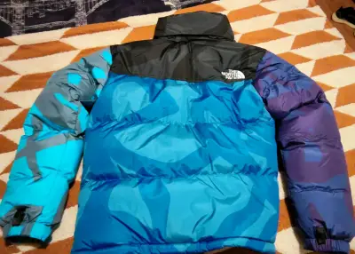Chaqueta The North Face azul con diseño camuflado - miniatura 2