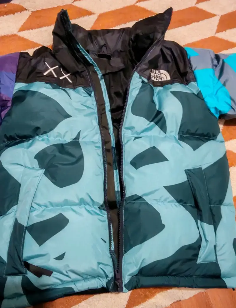 Chaqueta The North Face azul con diseño camuflado - 3