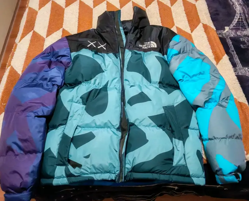 Chaqueta The North Face azul con diseño camuflado - 4