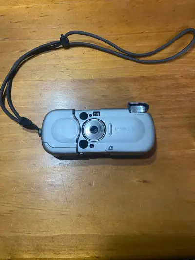 Cámara analógica Minolta compacta con correa - miniatura 1