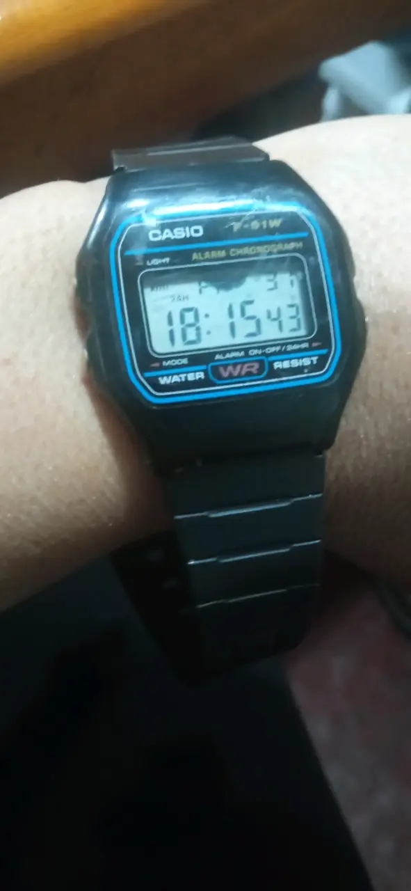 Reloj digital Casio F-91W resistente al agua - 1