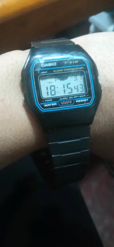 Reloj digital Casio F-91W resistente al agua - miniatura 1
