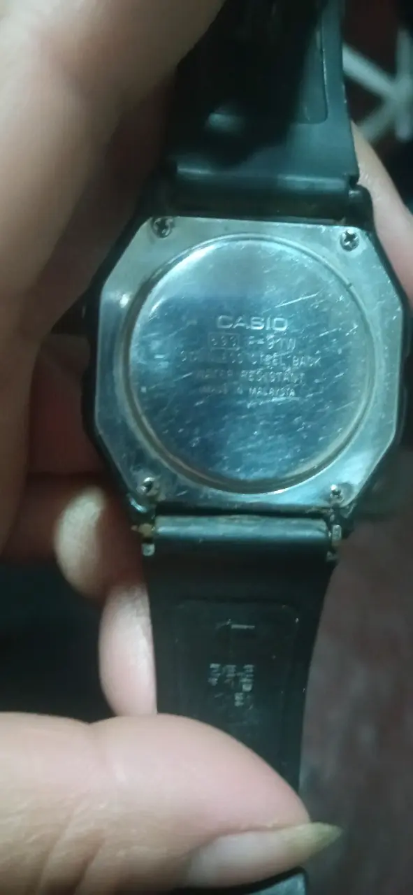 Reloj digital Casio F-91W resistente al agua - 2