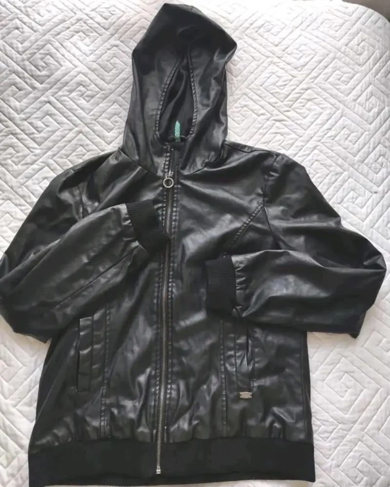 Chaqueta de ecocuero negra con capucha