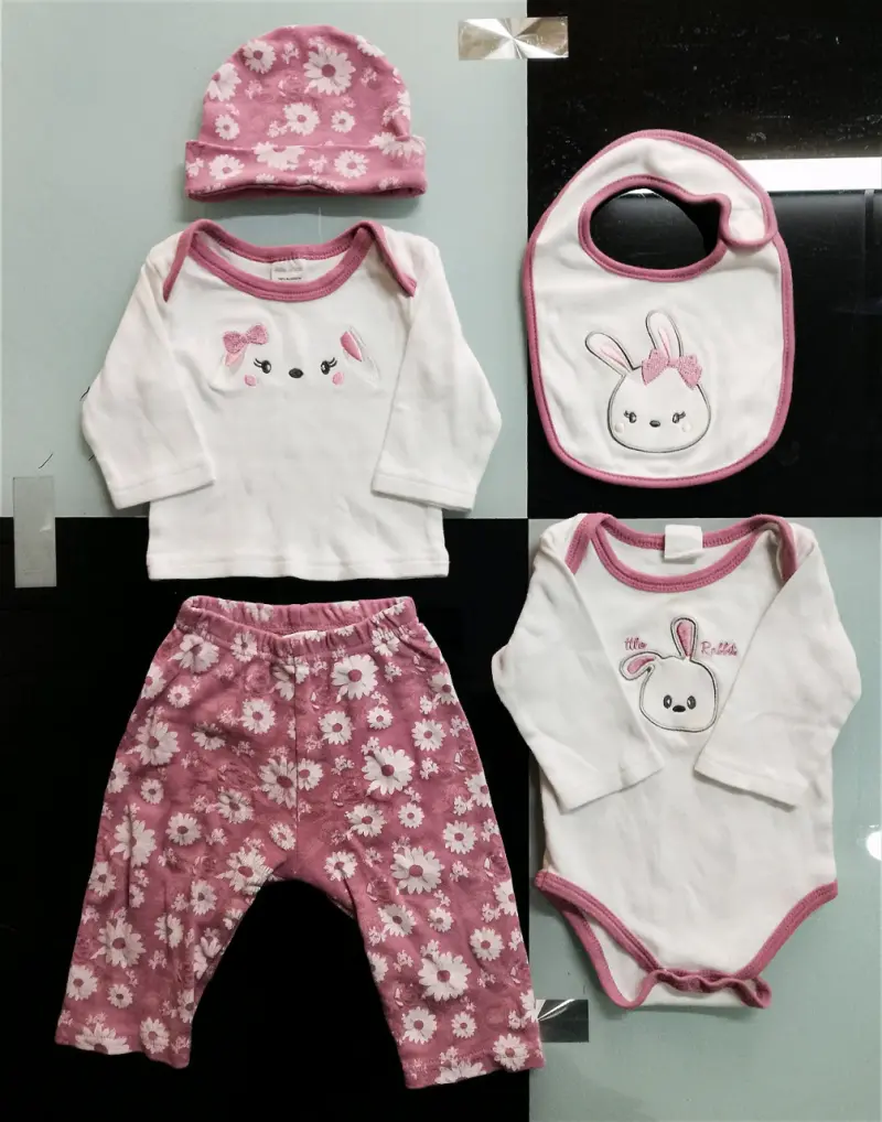 Conjunto de ropa para bebé