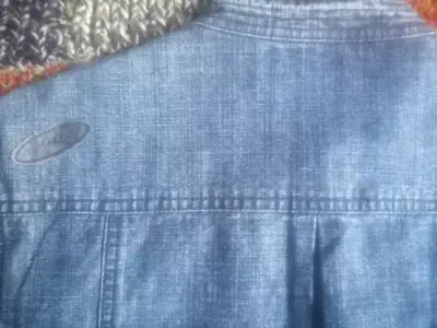 Chaqueta de mezclilla azul para mujer - miniatura 4