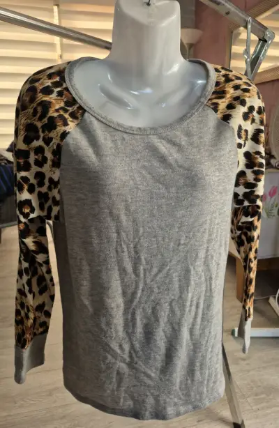 Polera gris con mangas estampado animal print - miniatura 1