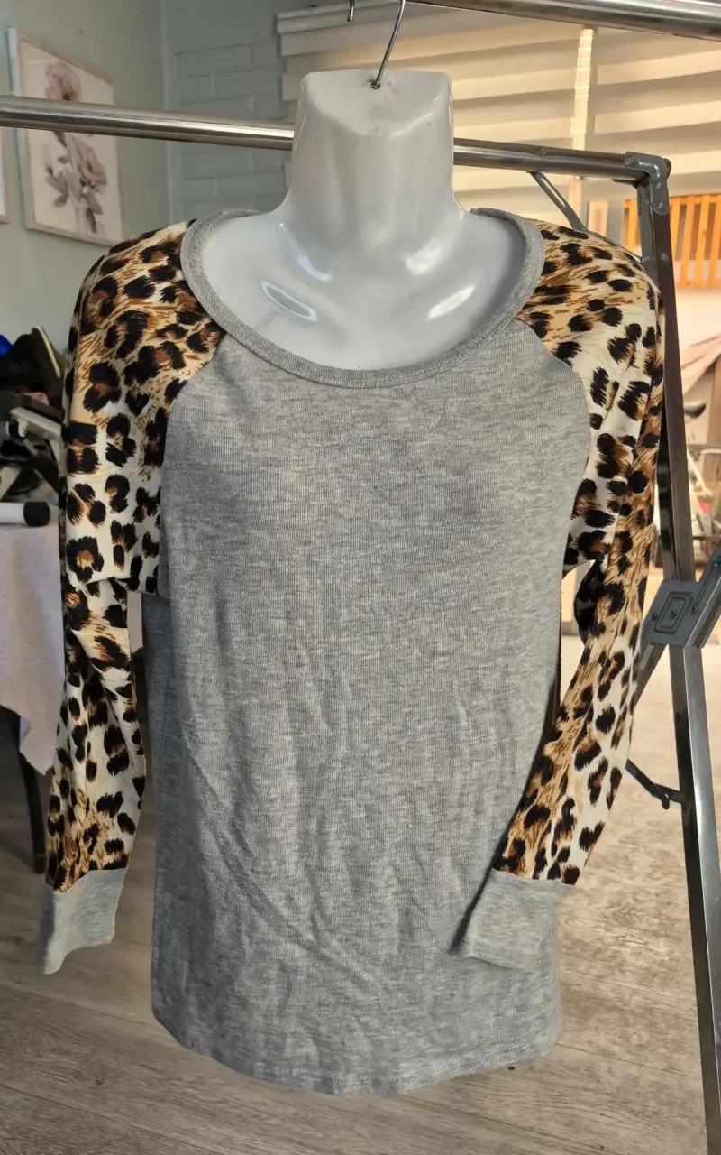 Polera gris con mangas estampado animal print - 2