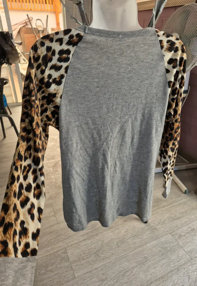 Polera gris con mangas estampado animal print - 3