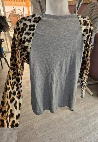 Polera gris con mangas estampado animal print - miniatura 3