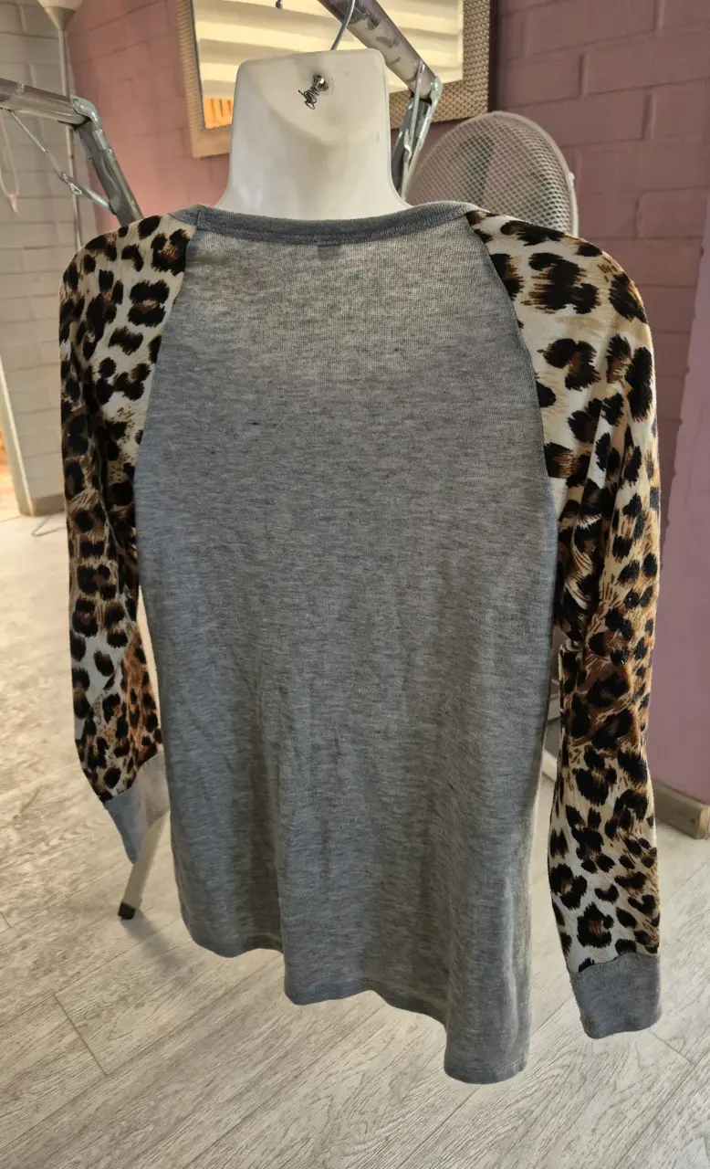 Polera gris con mangas estampado animal print - 4