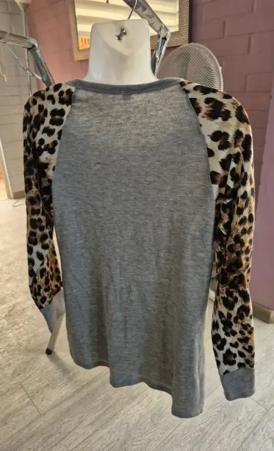 Polera gris con mangas estampado animal print - miniatura 4