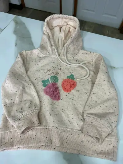 Polerón infantil con capucha y diseño de frutas - miniatura 1