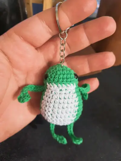 Llavero de amigurumi rana verde hecho a mano - miniatura 1