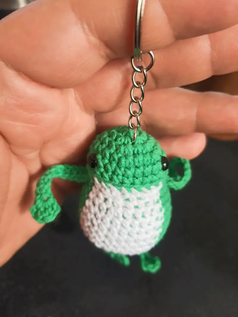 Llavero de amigurumi rana verde hecho a mano - 2