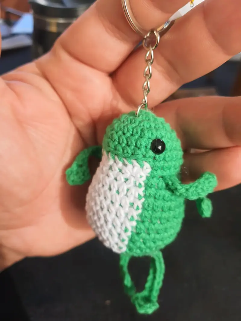 Llavero de amigurumi rana verde hecho a mano - 3