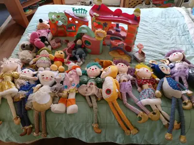 Lote de muñecos de peluche y juguetes infantiles - miniatura 1