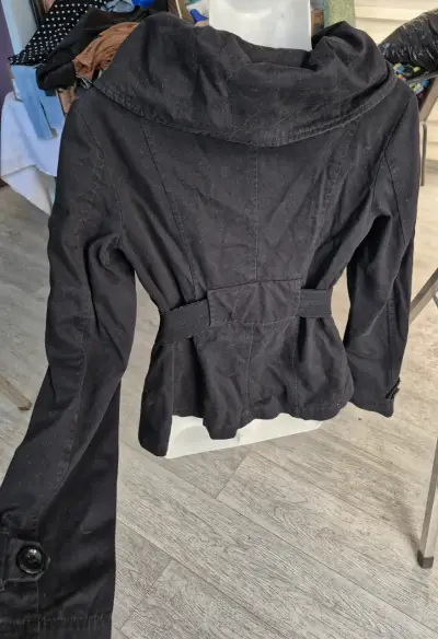 Abrigo negro con cinturón para mujer - miniatura 4
