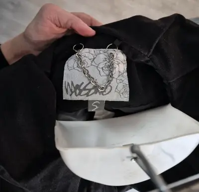 Abrigo negro con cinturón para mujer - miniatura 5