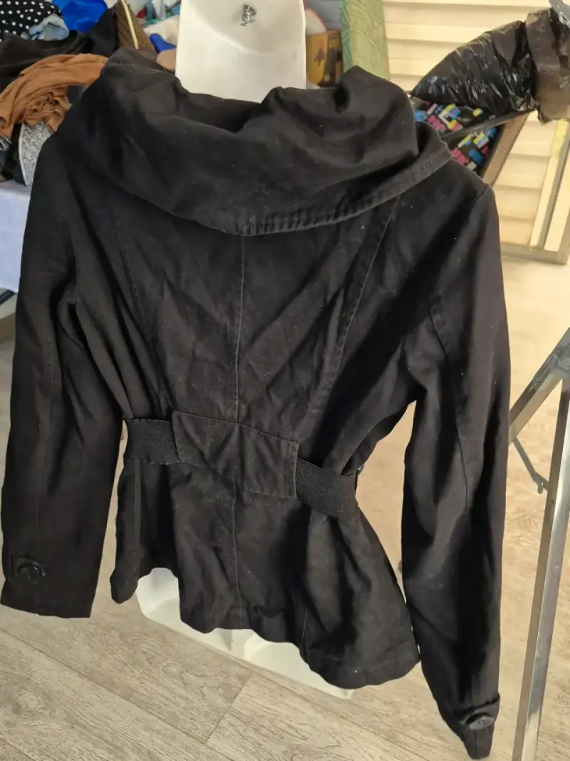 Abrigo negro con cinturón para mujer - 6