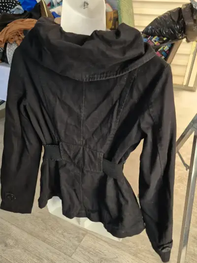 Abrigo negro con cinturón para mujer - miniatura 6