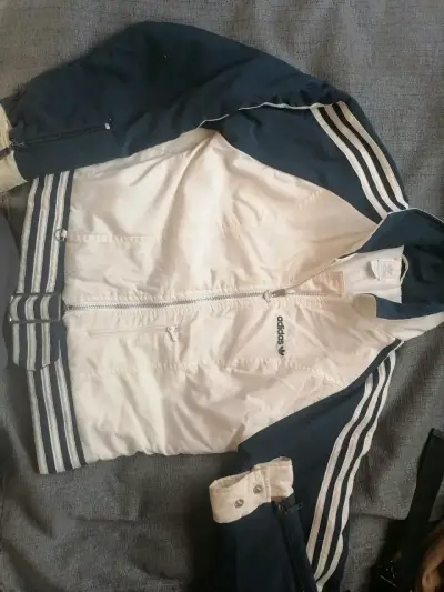 Chaqueta deportiva Adidas vintage blanca y azul - miniatura 1