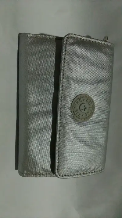 Billetera elegante y espaciosa - miniatura 1