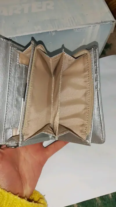 Billetera elegante y espaciosa - miniatura 4