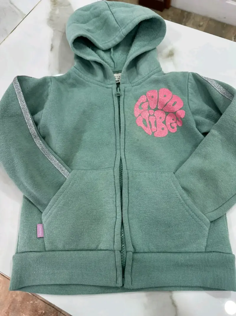 Polerón verde con capucha para niña Ficcus