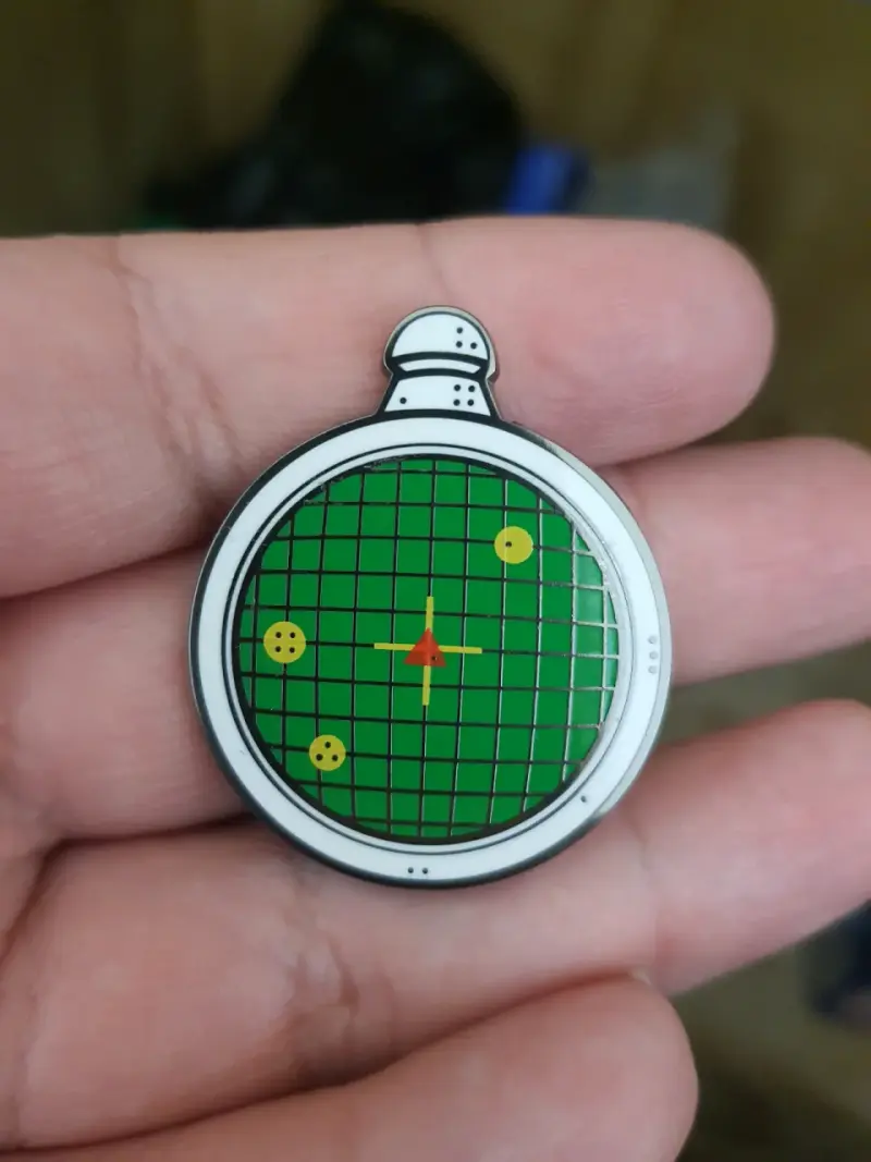 Pin de colección con diseño de radar del dragon