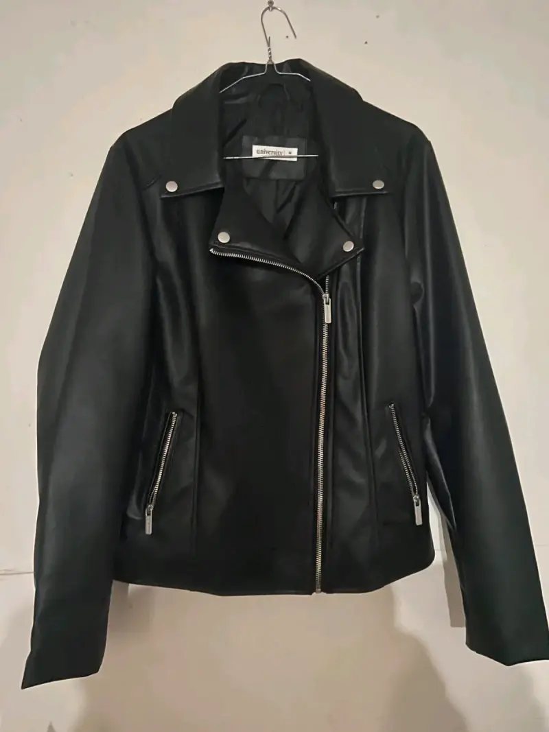Chaqueta de cuero sintético negra para mujer