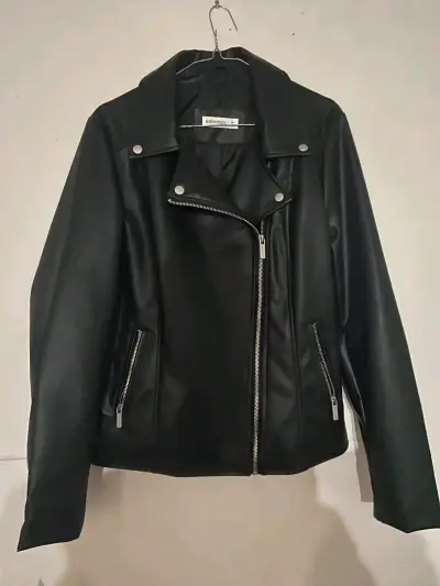 Chaqueta de cuero sintético negra para mujer - miniatura 1