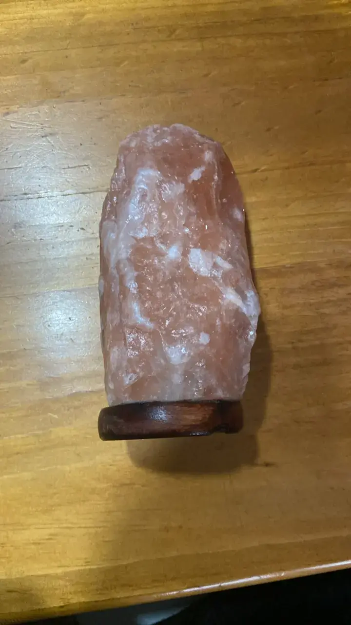 Lámpara de sal del Himalaya con base de madera