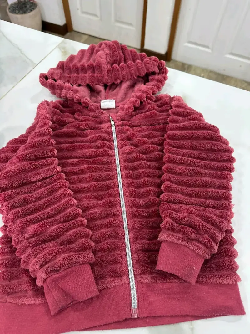 Chaqueta de felpa con capucha para mujer color burdeos