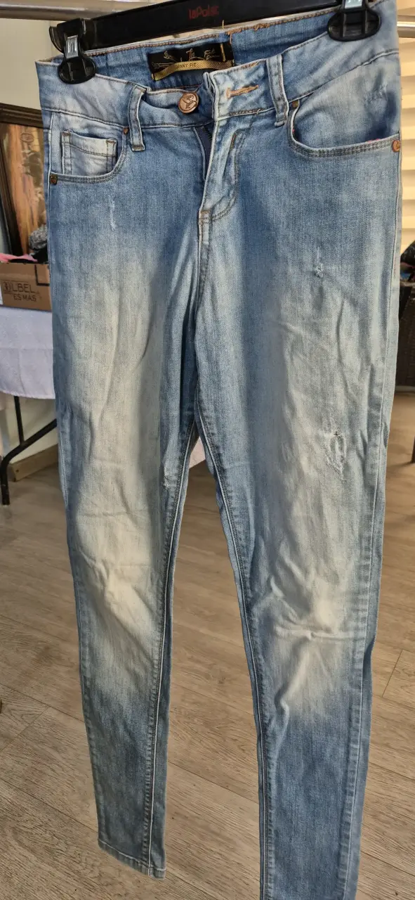 Jeans ajustados azul claro para mujer