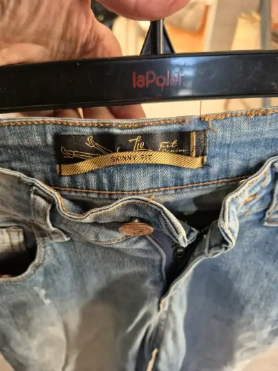 Jeans ajustados azul claro para mujer - miniatura 3