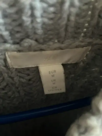 Suéter de punto grueso gris para mujer - miniatura 2