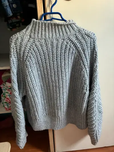 Suéter de punto grueso gris para mujer - miniatura 3