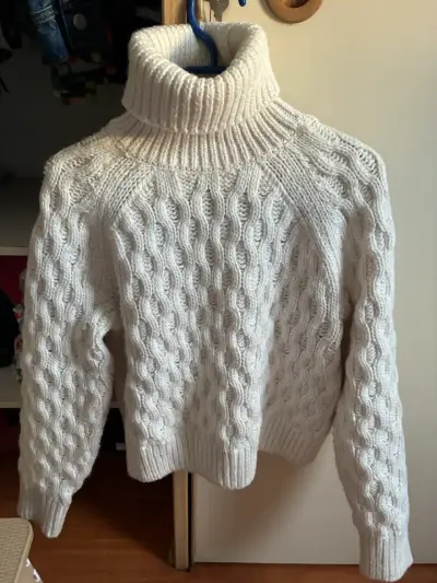 Suéter de lana blanco con cuello alto - miniatura 1