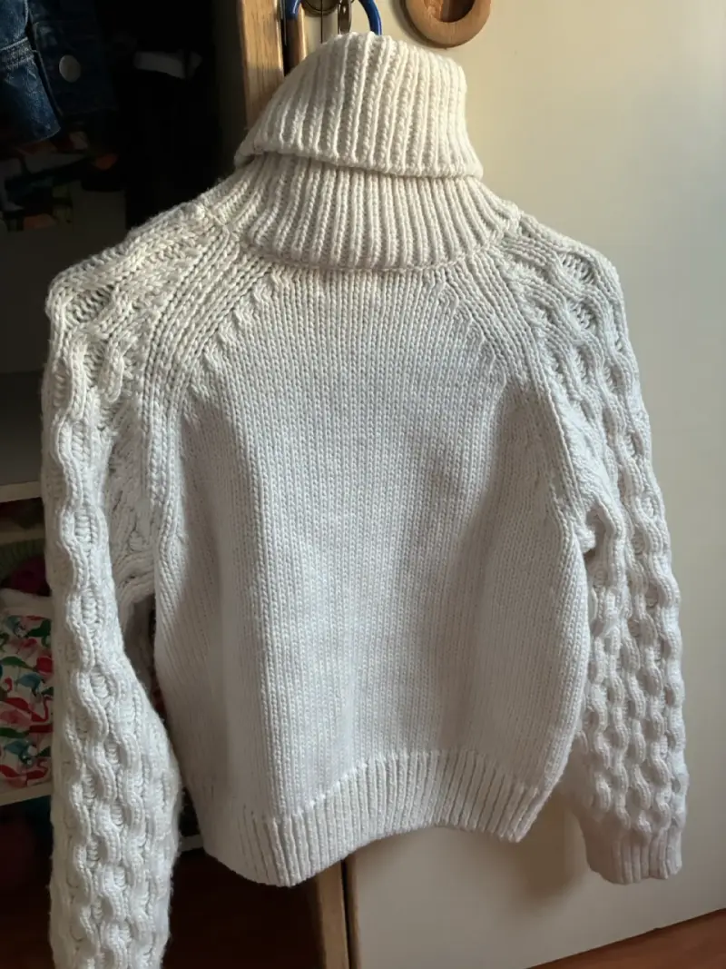 Suéter de lana blanco con cuello alto - 3