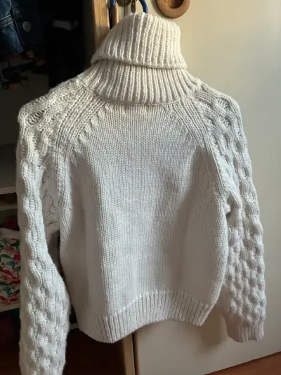 Suéter de lana blanco con cuello alto - miniatura 3