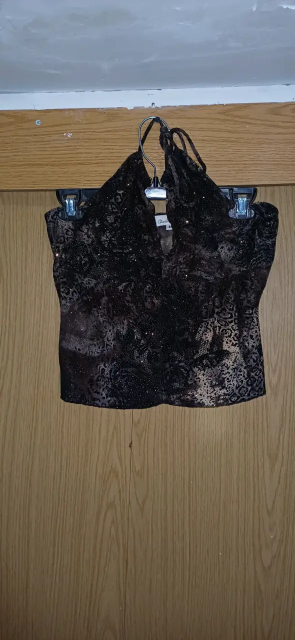 Top de encaje negro con diseño brillante - 1