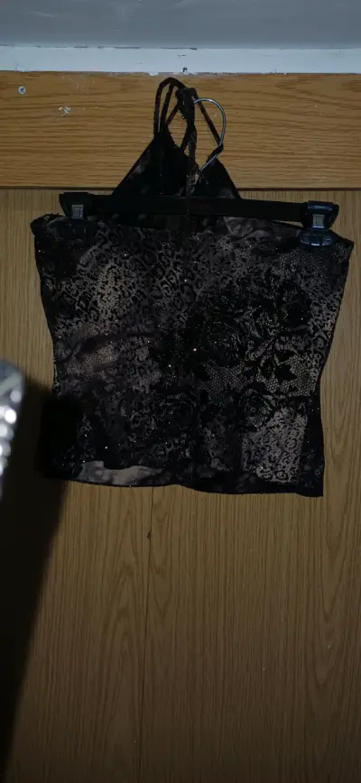 Top de encaje negro con diseño brillante - miniatura 2
