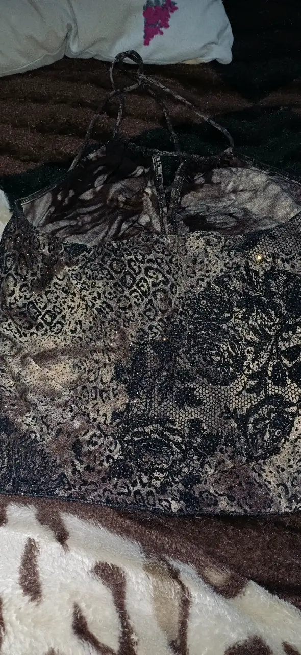 Top de encaje negro con diseño brillante - 4