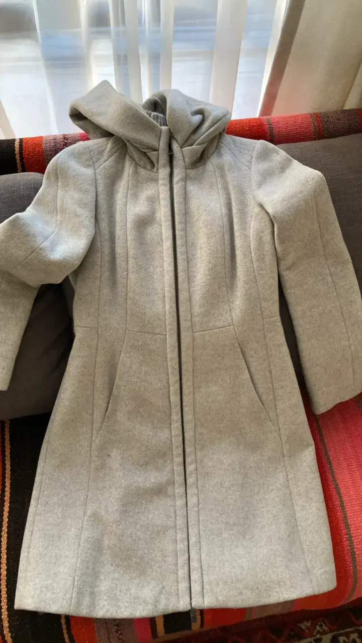 Abrigo gris con capucha Zara Basic